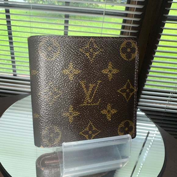 Louis Vuitton Men’s Bifold Monogram Wallet - Picture 2 of 16